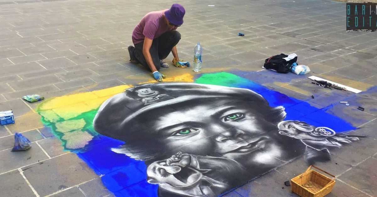 Martino, l'artista che colora il pavimento di via Sparano: �Disegno l'attualit�
